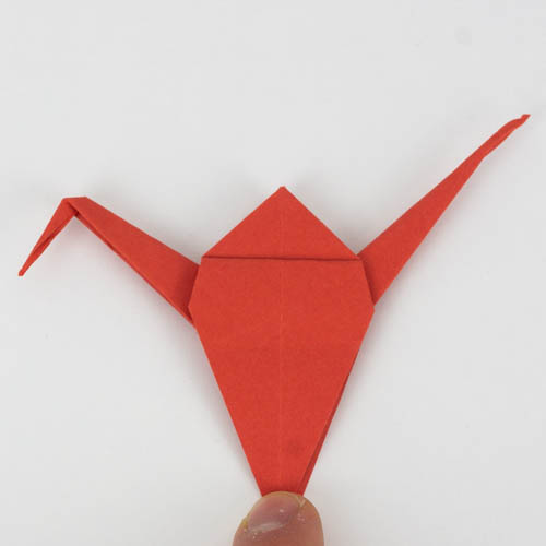 Origami Kranich falten - Den Kopf des Vogels umknicken