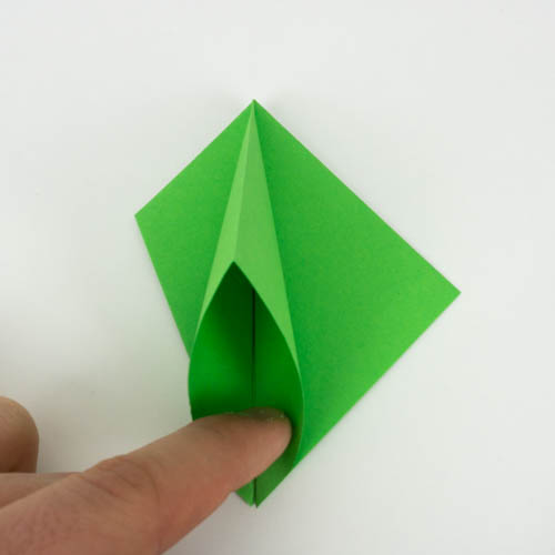 Die Tasche der Origami Figur öffnen und plan drücken. Schritt 15 von 70.