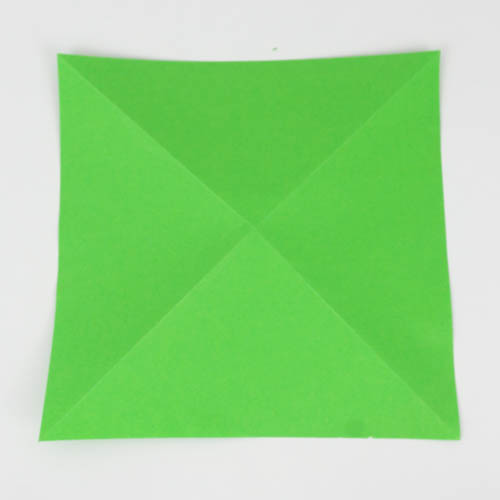 Origamipapier 15x15 Zentimeter 2-fach diagonal in der Hälfte gefaltet