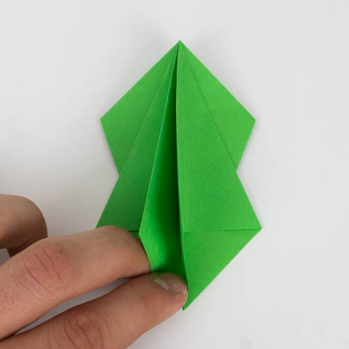 Klappe alle Lagen auf die rechte Seite der Origamifigur - Origami Papagei falten Anleitung