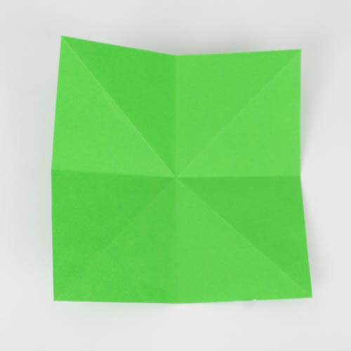 Origami Papier sowohl 2-fach diagonal, als horizontal und vertikal gefaltet.