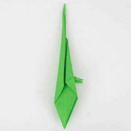 Den Origami Vogel wenden und die linke obere Seite zur Mitte falten.