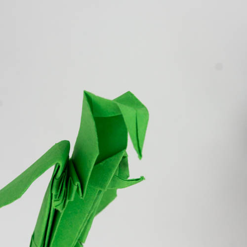Die Krümmung im Schnabel des Origami Vogels falten