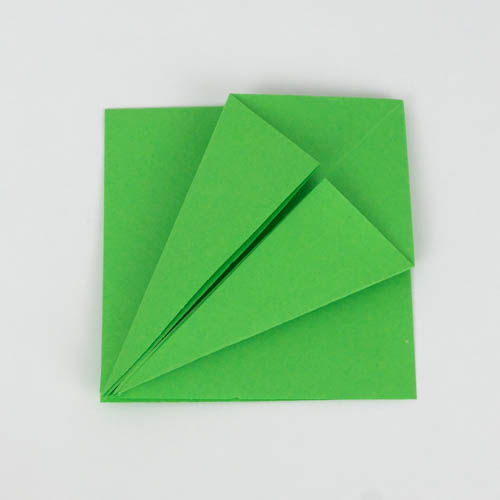 Origami Papagei - Grundform - Die unteren Kanten sind zur Mitte gefaltet.