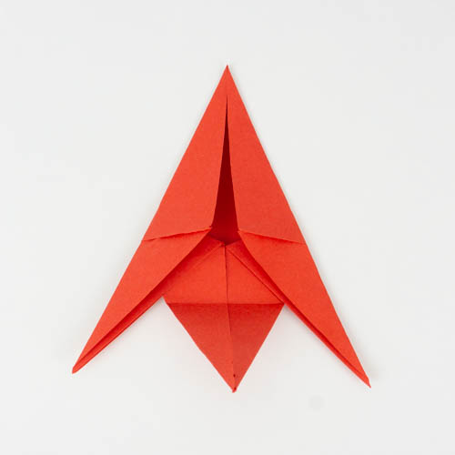 Origami Fisch - Die Spitze wieder zurück gefaltet.