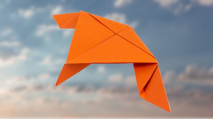 Papierflieger Schwalbe falten Anleitung - Papierflugzeug basteln - Super coole Papierflieger