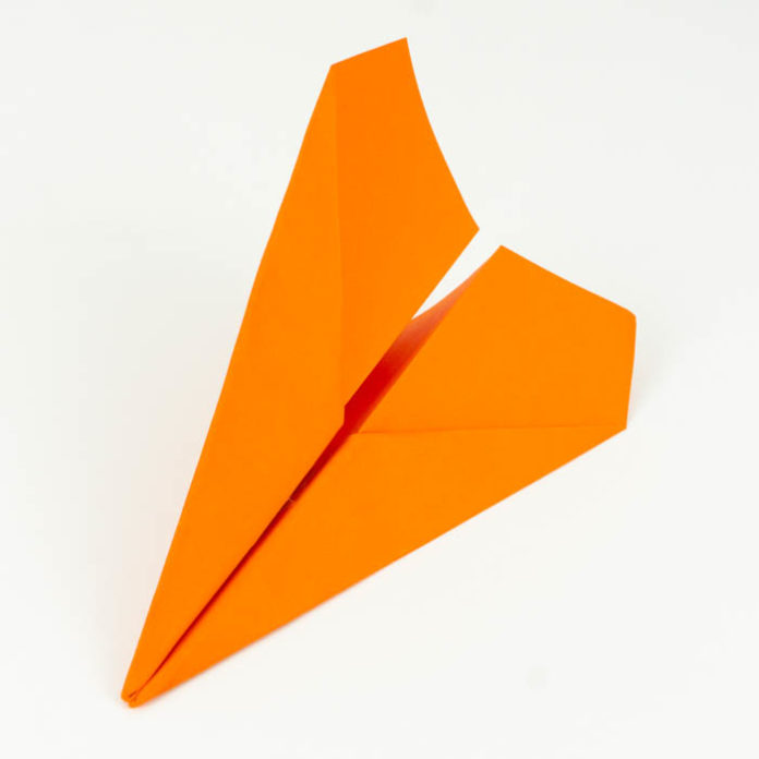 Papierflugzeug falten (56 von 58) - einfach-basteln.com